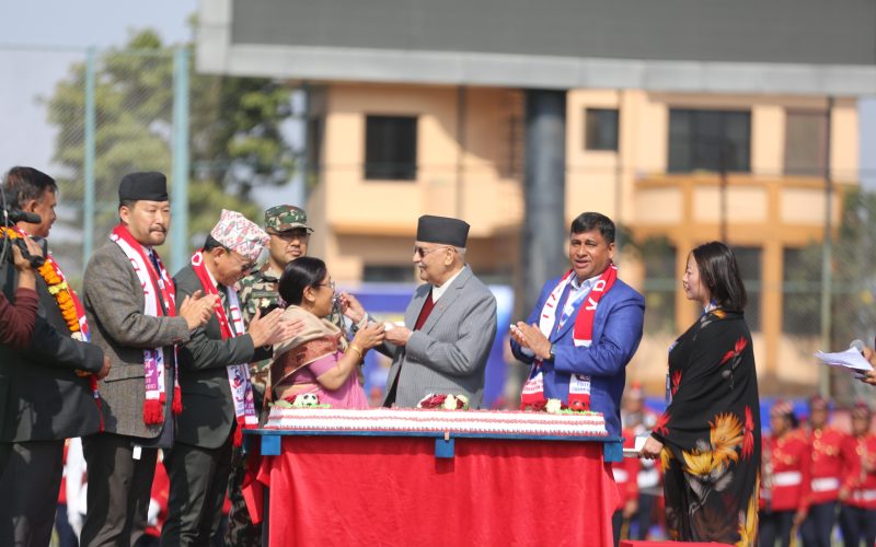 केपी ओली कप उद्घाटन: ७४औं जन्मदिनको अवसरमा ५० पाउन्डको केक काटेर प्रतियोगिता सुरू